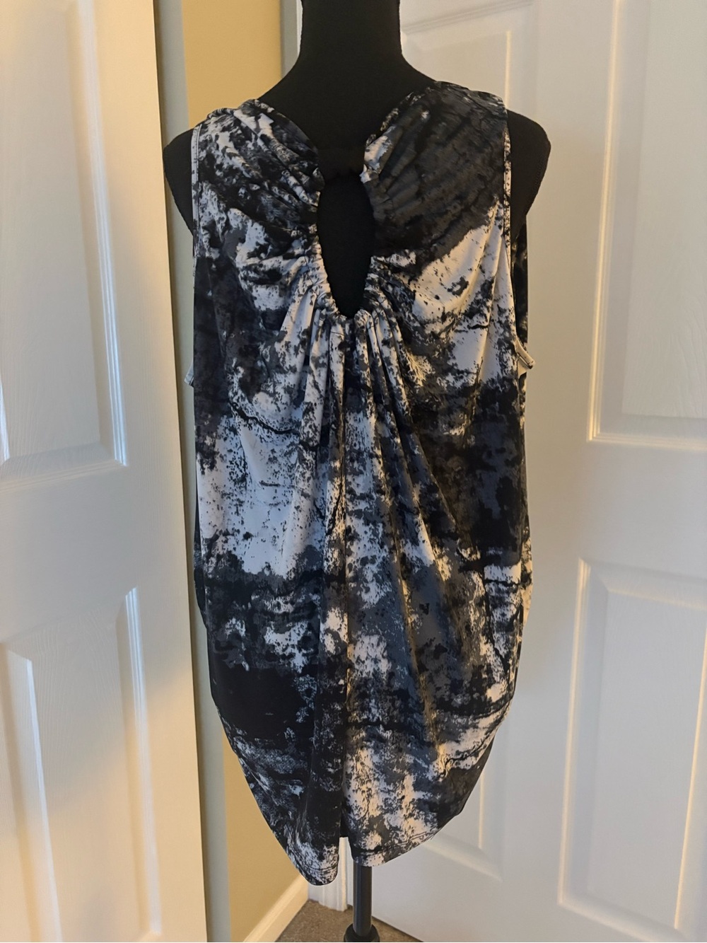 Maurice’s Sleeveless Black & White Abstract Keyhole Top